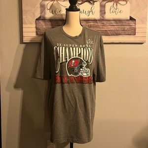 🏈NWOT Fanatics Tampa Bay Buccaneers Men’s “2 X Super Bowl Champions” T-shirt L